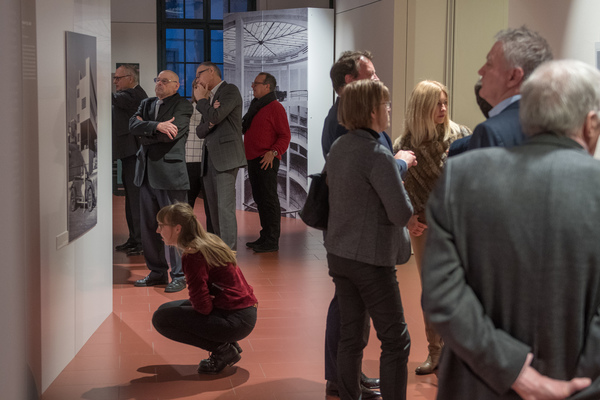 Das Vernissagen-Publikum erkundet die Ausstellung