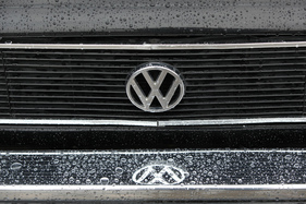 Das Volkswagen-Zeichen steht hier nicht wirklich für einen Wagen fürs Volk