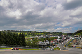 Das Wahrzeichen von Spa: Die Senke mit Rechtskurve namens Eau Rouge - hier mit dem Start des CER Felds bei Spa Classic 2015