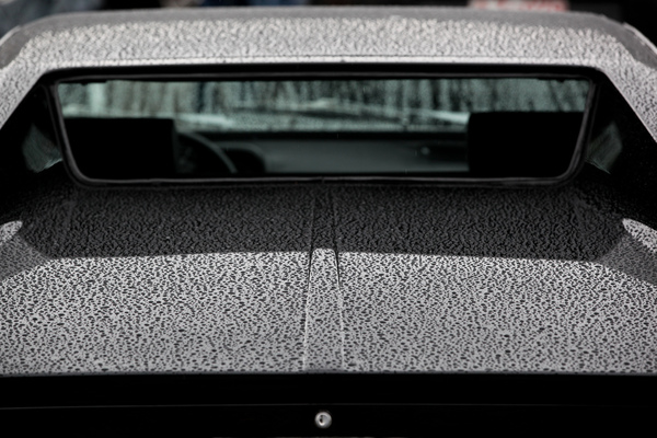 Das Wasser perlt herrlich auf der Karosserie des frühen De Tomaso Pantera - OSMT Zug im September 2017