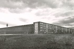 The Hanover plant in 1956 - The 376-meter-long administration wing and the western side of the production facility after completion
