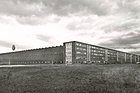 Image: The Hanover plant in 1956 - The 376-meter-long administration wing and the western side of the production facility after completion