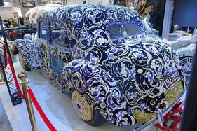 Das Werk macht den Betrachter etwas ratlos – Essen Motor Show 2024 Das Werk macht den Betrachter etwas ratlos – Essen Motor Show 2024