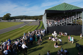 Das Wetter war das ganze Wochenende hervorragend - die Zuschauer genossen es - Goodwood Revival 2019