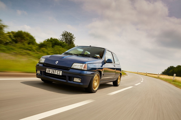 Bild: Das Youngtimer-Magazine feiert epochemachende Sportwagen der 90er im Rahmen der Retromobile 2020 - Renault Clio Williams (1993)