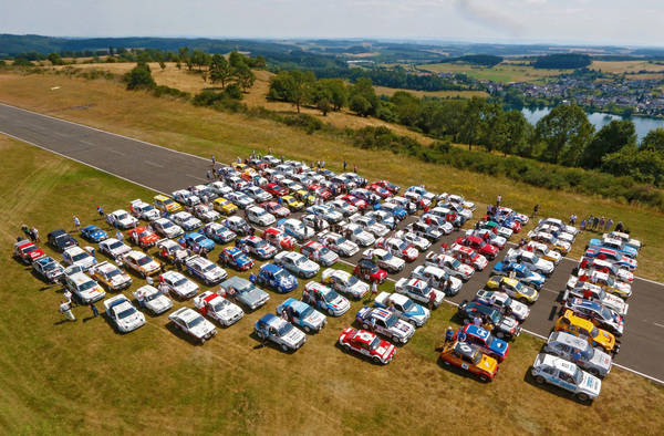 Bild: Das alljährliche Fahrzeug-Bouquet-Bild - eindrücklich - ADAC Eifel Rallye Festival 2018
