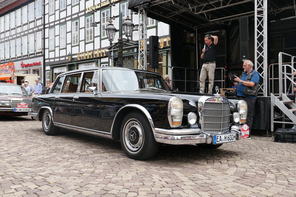 Das andere Extrem: Mercedes-Benz 600 mit 6.3 Liter V8 (M100) und hydraulisch betriebenen Fensterhebern. Da fasst sich Motorrad-Experte Andy Schwietzer an den Kopf – Einbecker Oldtimertage 2025