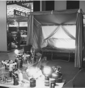 Das auf dem Autodach mitgeführte und normalerweise auch in dieser luftigen Höhe bewohnte Touricamp (Christen, Bern) kann bei länger dauernden Aufenthalten auch auf den Boden gesetzt werden. - Genfer Automobilsalon 1959