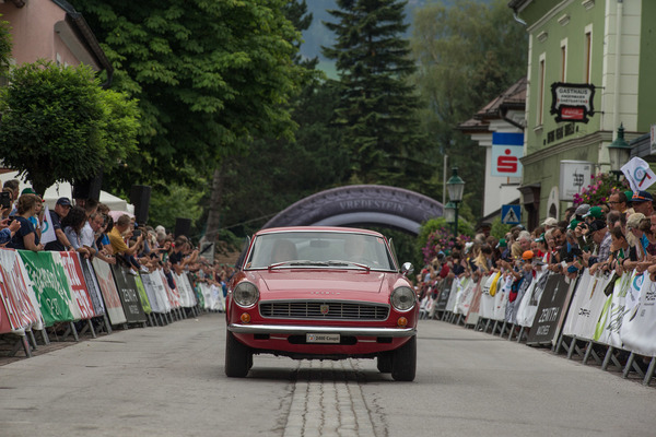 Das berühmte Abarth 2400 Coupé - auf dem Beifahrersitz die Witwe von Carlo Abarth