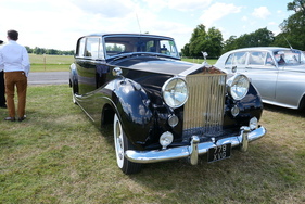 Das eben gezeigte Armaturenbrett gehört zu diesem Rolls-Royce Silver Wraith Long Wheel Base von 1958, der einen Aufbau von H J Mulliner trägt. Laut Besitzer die letzte Version mit mechanischem Getriebe (1958)
