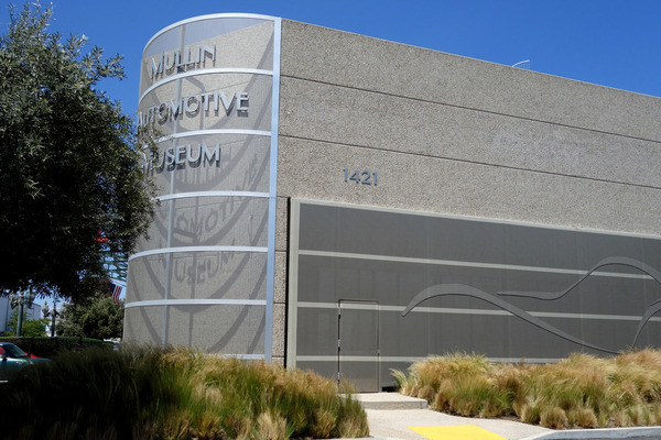 Bild: Das eher unauffällige Museumsgebäude des Mullin Automotive Museums in Oxnard - man sollte nie ein Buch nach dem Einband beurteilen, das Museum zählte zur Weltklasse.