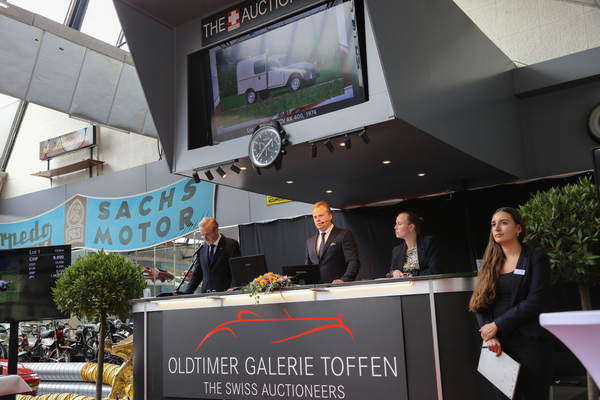 Das erste Lot kommt unter den Hammer - Oldtimer Galerie Toffen Versteigerung “Klassische Automobile & Motorräder” Oktober 2024