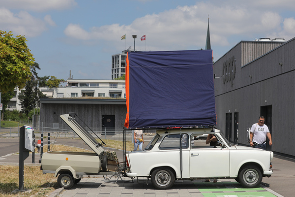 Das fast perfekte Reisemobil Trabant mit Zelt und Anhänger - Fantastic Plastic in Rickenbach 2023