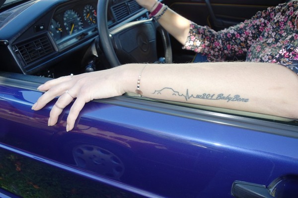 Das geht unter die Haut: Tattoo-Bekenntnis zum W 201 auf dem Unterarm