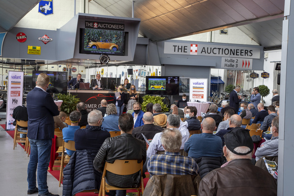 Das gelbe VW Käfer 1300 Cabriolet von 1972 wird für 20'720 verkauft - Versteigerung der Oldtimer Galerie Toffen vom 17. Oktober 2020