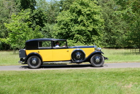 Das große Fahrzeug ist hier einmal in seiner gesamten Dimension zu sehen. Die gelb-schwarze Farbgebung ist sehr ungewöhnlich