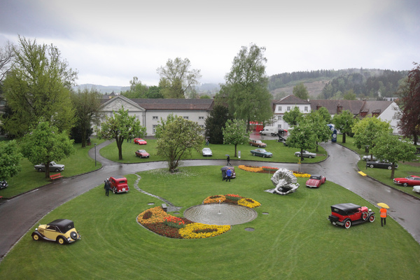 Das grosse Gelände von St. Urban erlaubte eine grosszügige Aufstellung der Klassiker - Concorso d'Eleganza Italiauto in St. Urban 2015