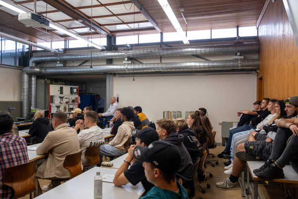 Bild Das grosse Interesse führte zu akutem Platzmangel – 8. Autos von Dazumal 2023