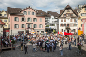 Das halbe Dorf scheint zusammengekommen zu sein, um die Peking-Paris-Fahrer zu empfangen - Rallye Peking Paris 2024 Das halbe Dorf scheint zusammengekommen zu sein, um die Peking-Paris-Fahrer zu empfangen - Rallye Peking Paris 2024