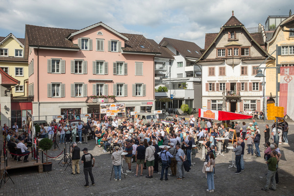 Bild Das halbe Dorf scheint zusammengekommen zu sein, um die Peking-Paris-Fahrer zu empfangen - Rallye Peking Paris 2024