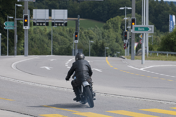 Das historische Motorrad wirkt ein bisschen verlassen auf den abgesperrten Hauptstrassen - Impressionen vom GP Suisse 2012