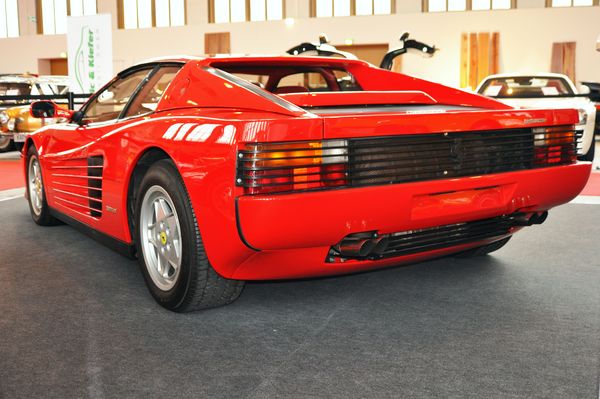 Das imposante Heck eines Ferrari Testarossa - Motorworld Classics Berlin 2015