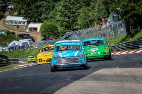 Das interessanteste an diesem Bild befindet sich im Hintergrund: der Renault 12, ein eher ungewöhnlicher Anblick auf der Nordschleife – ADAC 24h Classic Nürburgring 2022