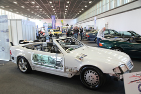 Das komplizierte Innenleben eines Mercedes-Benz R129 wird hier anschaulich demonstriert - Motorworld Classics Berlin 2018