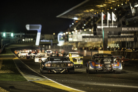 Das kraftvolle Heck des Porsche 911 RSR Turbo (1973) neben einem Ferrari 512 BBLM - Le Mans Classic 2014 - Plateau 6