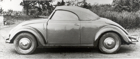 Das legendäre VW-Zweisitzer-Cabrio von Hebmüller: rassige Dachlinie in geschlossenem Zustand und unübertreffliche Roadstersilhouette bei versenktem Verdeck.