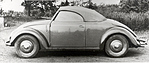Das legendäre VW-Zweisitzer-Cabrio von Hebmüller: rassige Dachlinie in geschlossenem Zustand und unübertreffliche Roadstersilhouette bei versenktem Verdeck. (© Werkbilder/AMAG, 1949) Das legendäre VW-Zweisitzer-Cabrio von Hebmüller: rassige Dachlinie in geschlossenem Zustand und unübertreffliche Roadstersilhouette bei versenktem Verdeck. (© Werkbilder/AMAG, 1949)