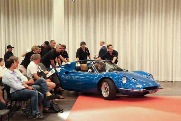 The last car of the auction is pushed in by the motivated Toffen team - Dino 246 GTS from 1962 - Auction of the classic car gallery at the Dolder Grand Hotel 2017