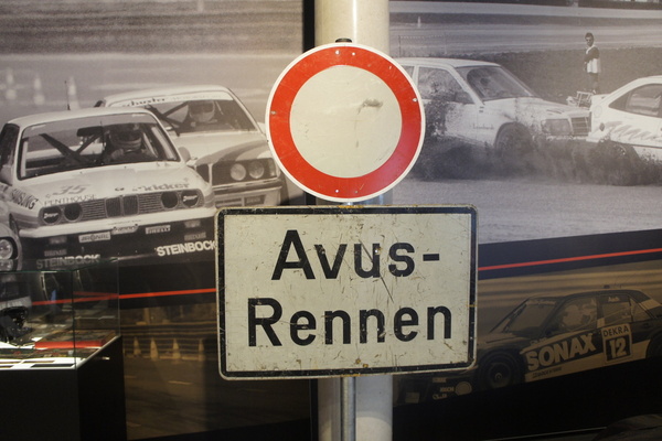 Das letzte Rennen auf der AVUS fand am 3. Mai 1998 statt - Ausstellung "AVUS 100: Ein rasantes Jahrhundert" im PS-Speicher Einbeck