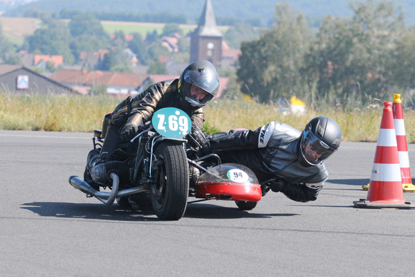 Das linke Rad bleibt auf dem Boden, dafür lehnt der Beifahrer weit nach draussen im BMW 75/5-Gespann - Historisches Flugplatzrennen Kassel Calden 2019