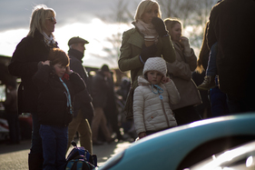 Das mehr oder weniger interessierte Publikum an den Boxen - Goodwood Members Meeting 2016
