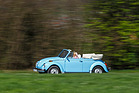 Das modernste Käfer Cabriolet, der VW 1303 geniess den Frühling ...