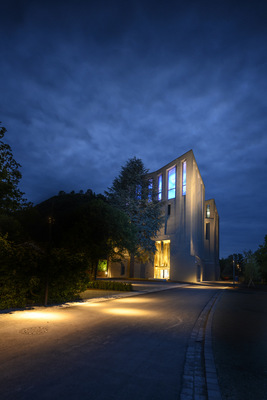 Das neue Mac 2 beleuchtet in der Nacht - Museum Art & Cars in Singen