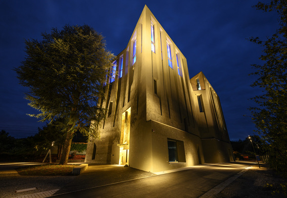 Das neue Mac 2 in der Nacht - Museum Art & Cars in Singen