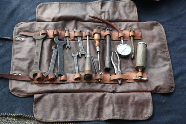 Das richtige Werkzeugetui mit Schlüsseln usw. gehören beim Concours-Fahrzeug dazu ... - Zurich Classic Car Award ZCCA 2017