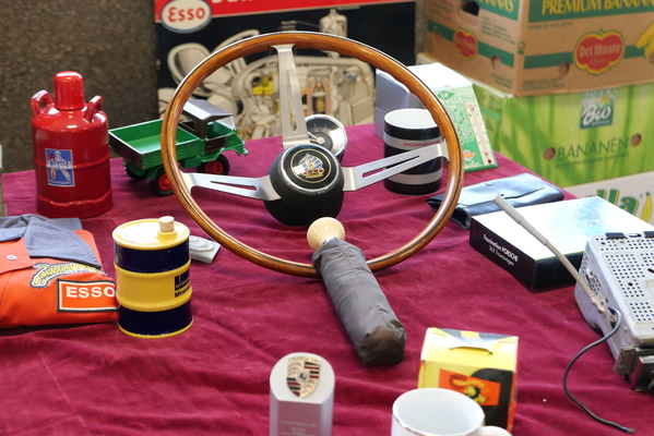 Das seltene und sehr schön erhaltene Glas-Lenkrad sticht aus der Fülle der Angebote heraus – Bremen Classic Motorshow 2025