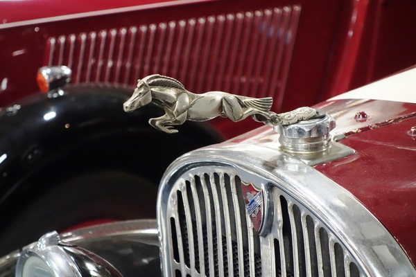 Das springende Pferd als Kühlerfigur existiert nur noch in zwei Exemplaren - Rosengart-Museum in Bedburg-Rath