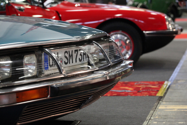 Das unter einer Glasverschalung verborgene Nummernschild beim Citroën SM - Motorworld Classics Berlin 2019
