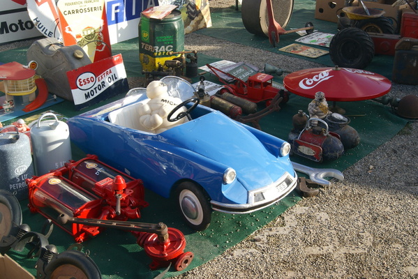 Das verrostete Citroën-DS-Tretauto ein paar Stände zuvor präsentierte sich hier hübsch restauriert – Veterama Mannheim 2022