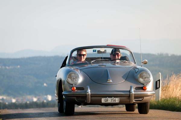 Bild: Das verschmitzte Lächeln verrät die Tatsache, dass diese zwei Fahrer nicht offiziell an der Rallye mitfahren – 11. RAID Prolog Zürich