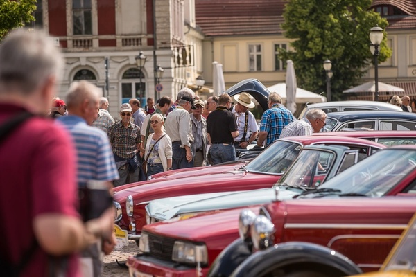 Bild: Das vielfältige Starterfeld der ADAC Deutschland Klassik 2025 kann an ausgewählten Stationen mit Moderation erlebt werden