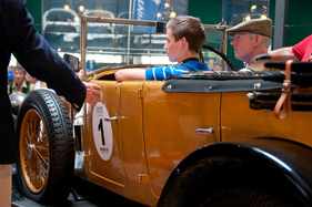 Das wandelnde Autolexikon Ruedi Wenger erläutert zunächst die Historie und Hintergründe des ersten Fahrzeugs (Sunbeam 20/60 1925), bevor dann der Startschuß fällt – RAID Suisse-Paris 2013