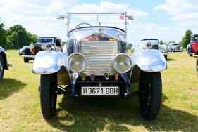 Dasselbe Auto von vorn. Dieser wunderbar erhaltene 20 HP Open Tourer mit Karosserie von Barker wird beim Concours d'Elegance wird in einer Klasse für unrestaurierte Fahrzeuge antreten