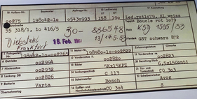 Datenkarte des Mercedes-Benz 300 SL Roadster, Fahrgestellnummer ...2765. Das ehemals weisse Auto wurde 1983 in Frankfurt/Main gestohlen und erhielt später die Nummer ...2786 sowie die Lackierung in phantasiegelb