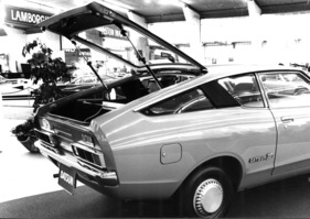 Datsun 120 Y Coupé - mit praktischer durch Hydraulikdämpfer gehaltene Heckklappe, aber hoher Ladekante - am Genfer Automobilsalon 1974