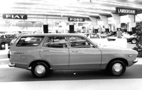 Datsun 120 Y Station Wagon - klassische Konstruktion mit Frontmotor und Heckantrieb in Verbindung mit einer Starrachse können beim Kombi durchaus Vorteile bieten - am Genfer Automobilsalon 1974